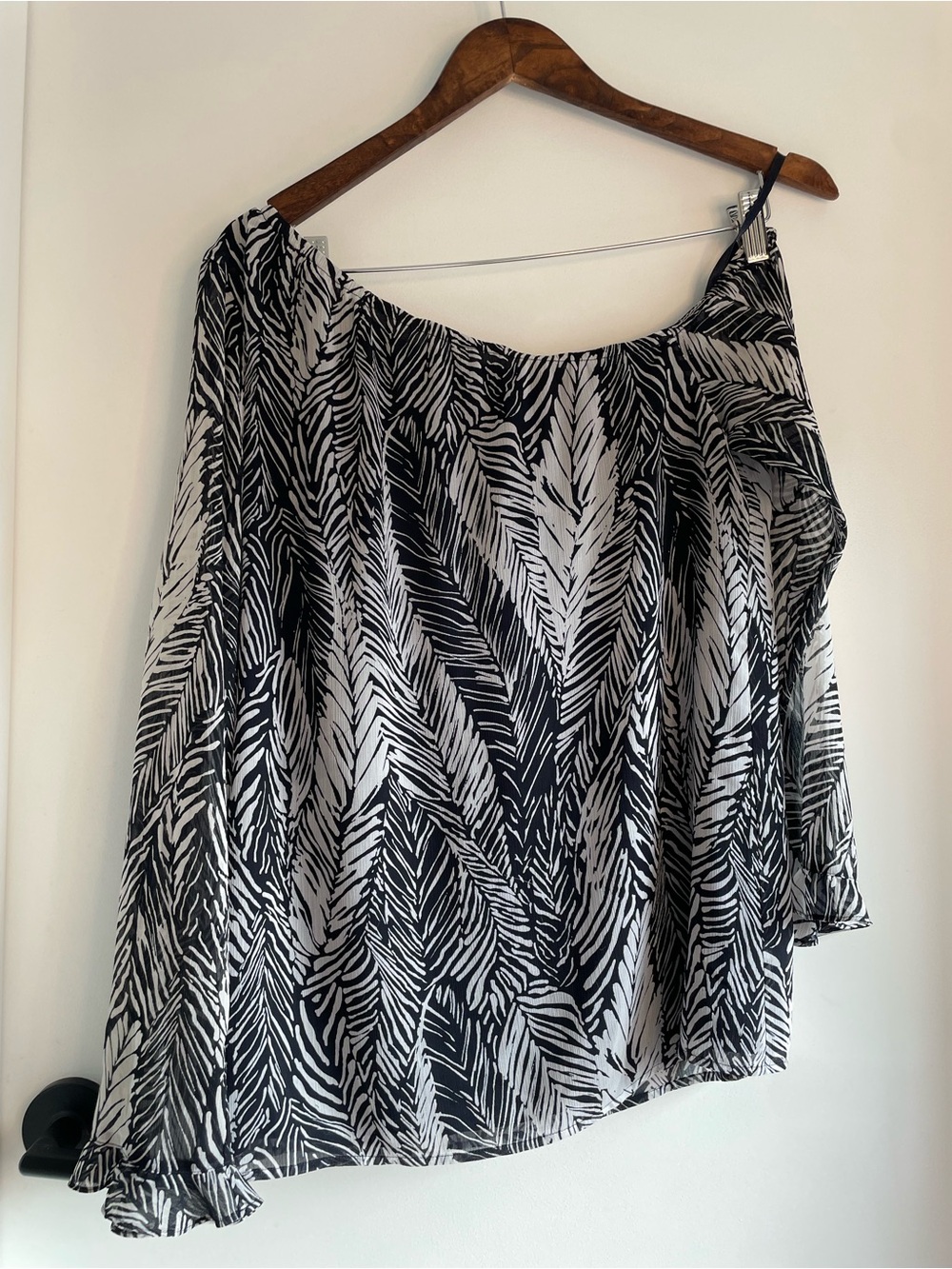 Club Monaco off shoulder too with leaf print size M